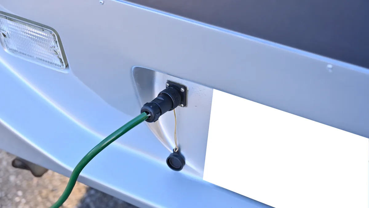 車体側面の外部電源インレット