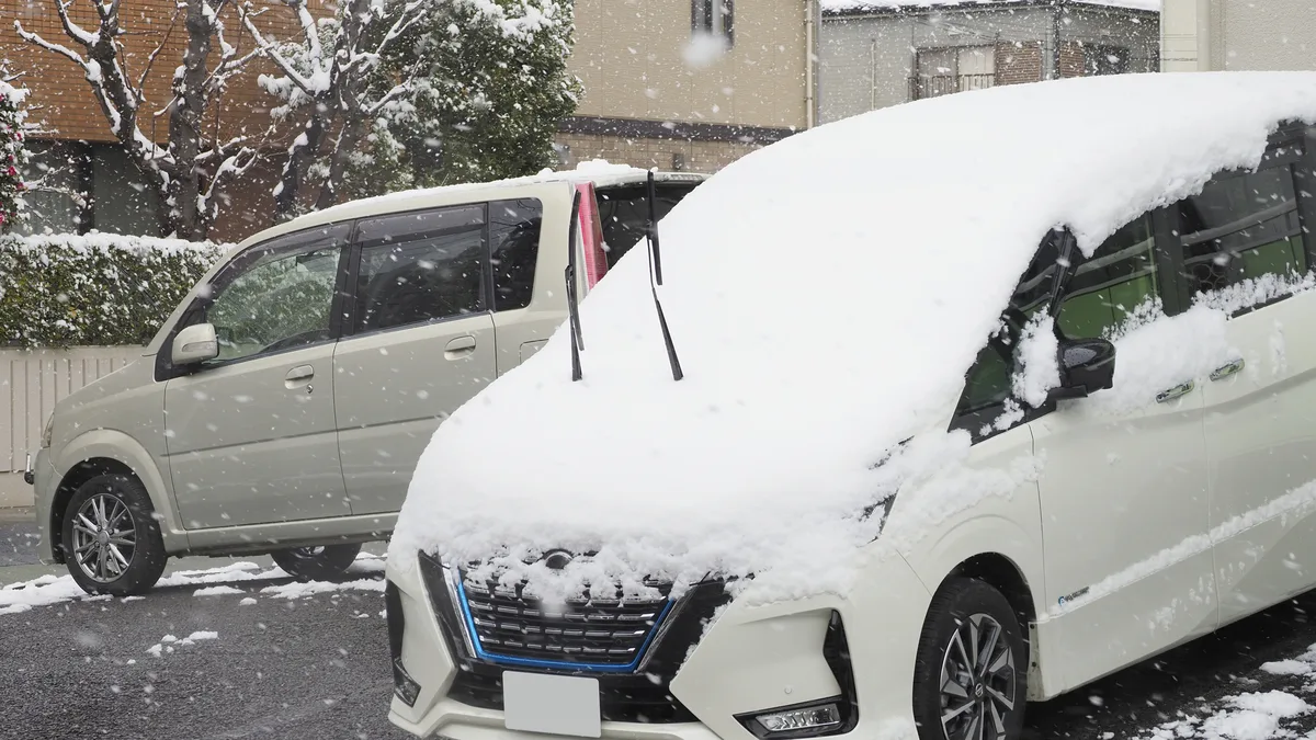 雪に覆われた駐車場のワゴン車