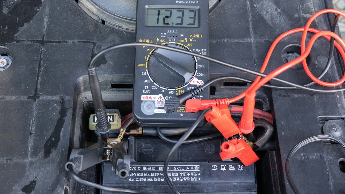 テスターで車のバッテリー電圧を測る